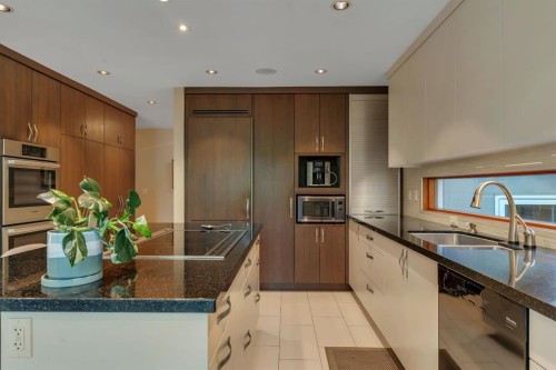 521 30 Avenue Sw, Calgary, AB - Indoor Photo Showing Kitchen With Upgraded Kitchen
