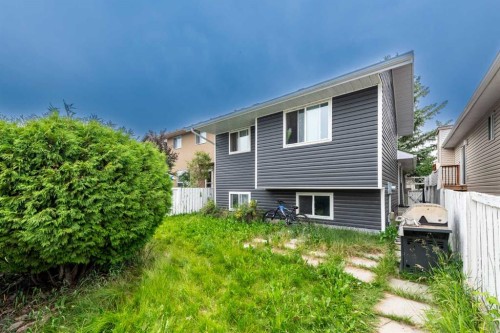 92 Martinwood Road Ne, Calgary, AB - Outdoor