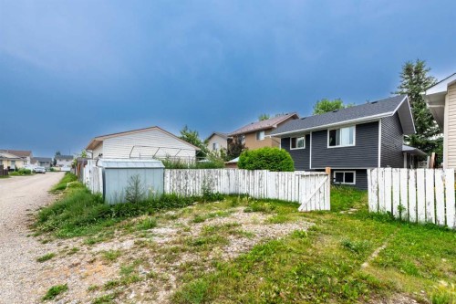 92 Martinwood Road Ne, Calgary, AB - Outdoor