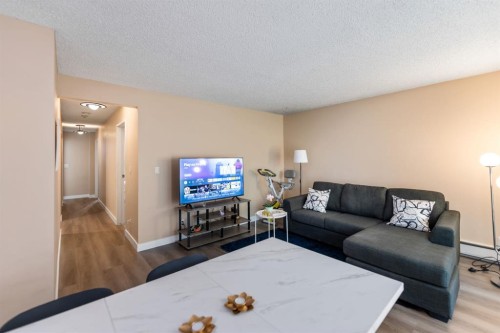 4-1607 26 Avenue Sw, Calgary, AB - Indoor Photo Showing Living Room