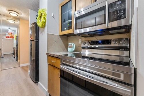 4-1607 26 Avenue Sw, Calgary, AB - Indoor Photo Showing Kitchen