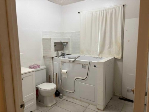 8348 Bowness Road Nw, Calgary, AB - Indoor Photo Showing Bathroom