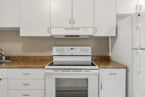 B-6120 33 Avenue Nw, Calgary, AB - Indoor Photo Showing Kitchen