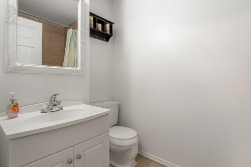 B-6120 33 Avenue Nw, Calgary, AB - Indoor Photo Showing Bathroom