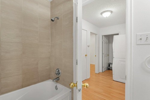 B-6120 33 Avenue Nw, Calgary, AB - Indoor Photo Showing Bathroom