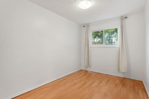 B-6120 33 Avenue Nw, Calgary, AB - Indoor Photo Showing Other Room