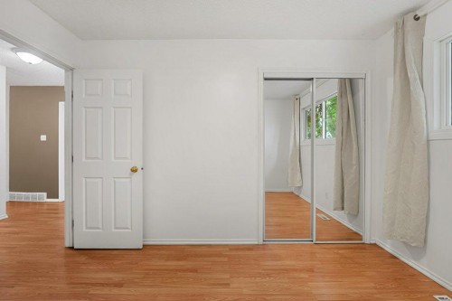 B-6120 33 Avenue Nw, Calgary, AB - Indoor Photo Showing Other Room