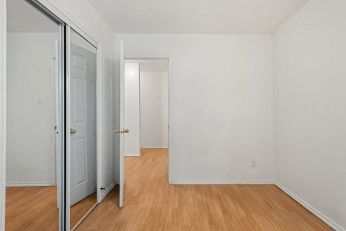 B-6120 33 Avenue Nw, Calgary, AB - Indoor Photo Showing Other Room