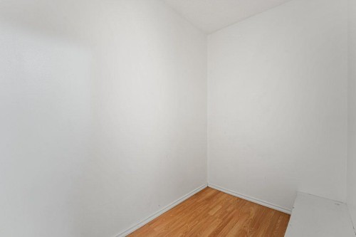 B-6120 33 Avenue Nw, Calgary, AB - Indoor Photo Showing Other Room