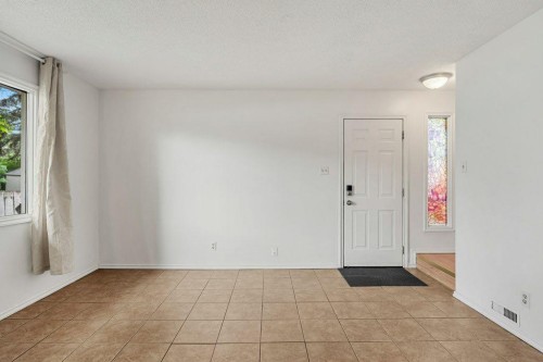 B-6120 33 Avenue Nw, Calgary, AB - Indoor Photo Showing Other Room