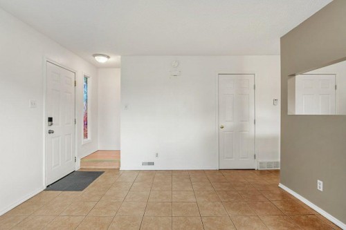 B-6120 33 Avenue Nw, Calgary, AB - Indoor Photo Showing Other Room