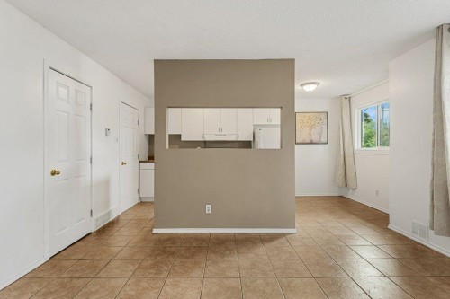 B-6120 33 Avenue Nw, Calgary, AB - Indoor Photo Showing Other Room