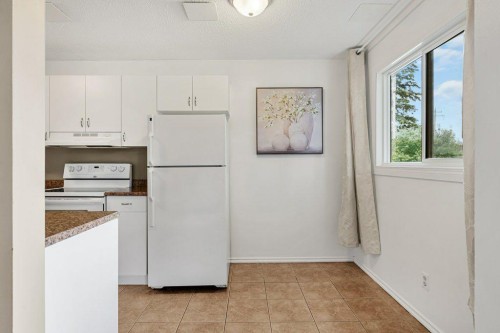 B-6120 33 Avenue Nw, Calgary, AB - Indoor Photo Showing Kitchen