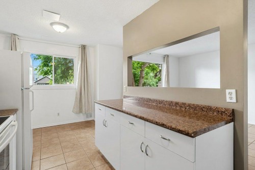 B-6120 33 Avenue Nw, Calgary, AB - Indoor Photo Showing Kitchen
