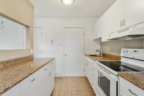 B-6120 33 Avenue Nw, Calgary, AB - Indoor Photo Showing Kitchen