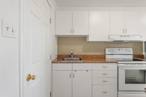 B-6120 33 Avenue Nw, Calgary, AB - Indoor Photo Showing Kitchen
