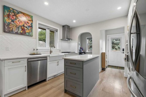 1414A 8 Avenue Se, Calgary, AB - Indoor Photo Showing Kitchen With Upgraded Kitchen