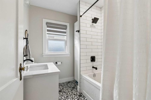 1414A 8 Avenue Se, Calgary, AB - Indoor Photo Showing Bathroom