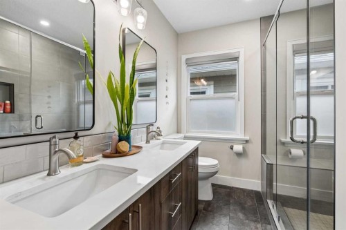 1414A 8 Avenue Se, Calgary, AB - Indoor Photo Showing Bathroom