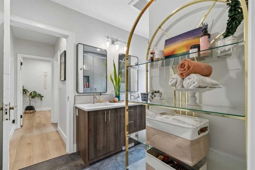 1414A 8 Avenue Se, Calgary, AB - Indoor Photo Showing Bathroom