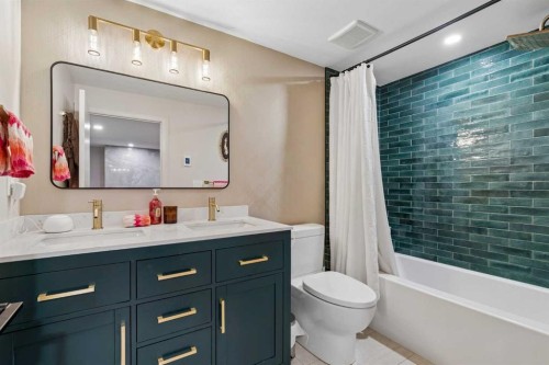 1414A 8 Avenue Se, Calgary, AB - Indoor Photo Showing Bathroom