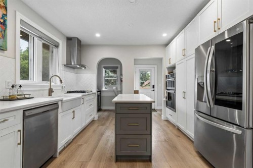 1414A 8 Avenue Se, Calgary, AB - Indoor Photo Showing Kitchen With Upgraded Kitchen