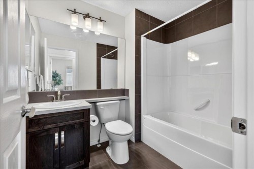 24 Auburn Meadows Green Se, Calgary, AB - Indoor Photo Showing Bathroom