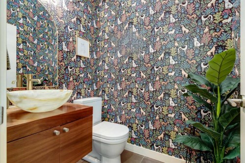 2330 7 Avenue Nw, Calgary, AB - Indoor Photo Showing Bathroom