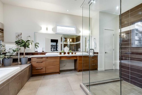 2330 7 Avenue Nw, Calgary, AB - Indoor Photo Showing Bathroom