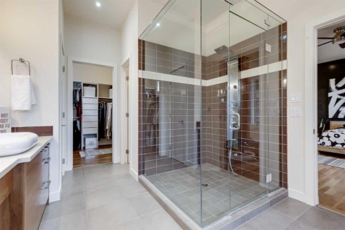 2330 7 Avenue Nw, Calgary, AB - Indoor Photo Showing Bathroom