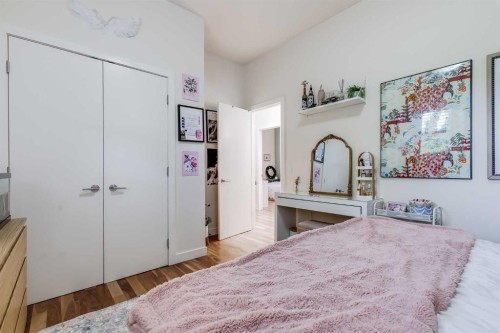 2330 7 Avenue Nw, Calgary, AB - Indoor Photo Showing Bedroom