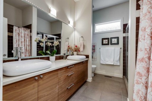 2330 7 Avenue Nw, Calgary, AB - Indoor Photo Showing Bathroom