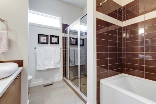 2330 7 Avenue Nw, Calgary, AB - Indoor Photo Showing Bathroom