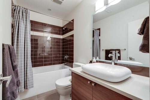 2330 7 Avenue Nw, Calgary, AB - Indoor Photo Showing Bathroom