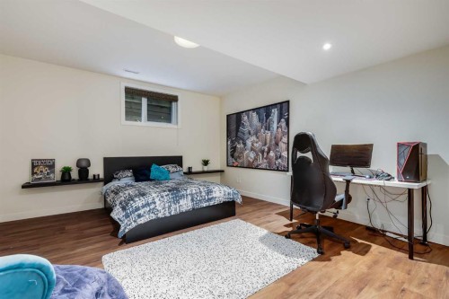 2330 7 Avenue Nw, Calgary, AB - Indoor Photo Showing Bedroom