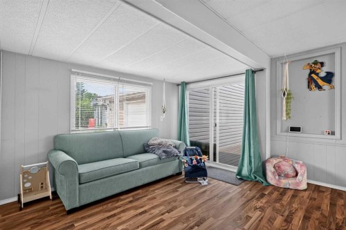 913 Spring Haven Court Se, Airdrie, AB - Indoor Photo Showing Living Room