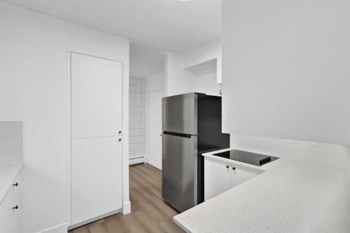104-6919 Elbow Drive Sw, Calgary, AB - Indoor Photo Showing Other Room