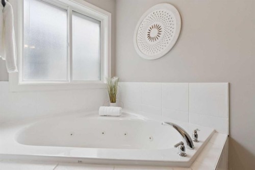 1826 Baywater Street Sw, Airdrie, AB - Indoor Photo Showing Bathroom