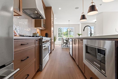 8140 47 Avenue Nw, Calgary, AB - Indoor Photo Showing Kitchen With Upgraded Kitchen