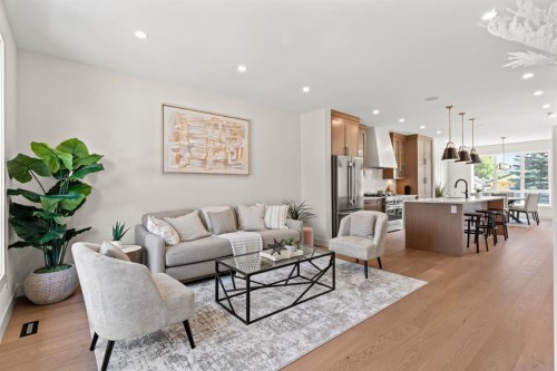 8140 47 Avenue Nw, Calgary, AB - Indoor Photo Showing Living Room