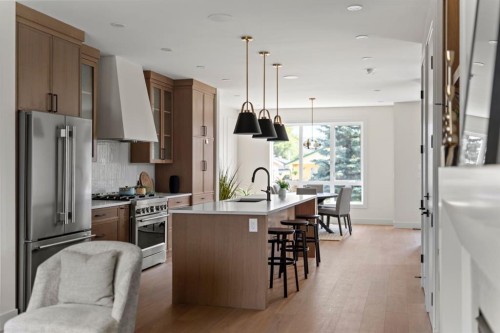 8140 47 Avenue Nw, Calgary, AB - Indoor Photo Showing Kitchen With Upgraded Kitchen