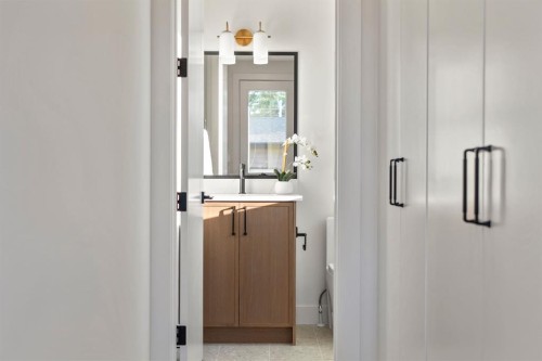 8140 47 Avenue Nw, Calgary, AB - Indoor