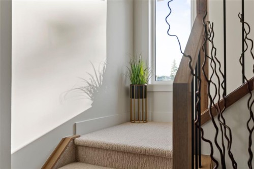 8140 47 Avenue Nw, Calgary, AB - Indoor Photo Showing Other Room