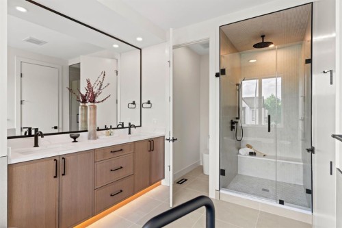 8140 47 Avenue Nw, Calgary, AB - Indoor Photo Showing Bathroom