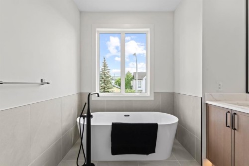8140 47 Avenue Nw, Calgary, AB - Indoor Photo Showing Bathroom