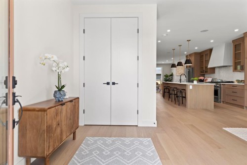 8140 47 Avenue Nw, Calgary, AB - Indoor