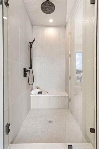 8140 47 Avenue Nw, Calgary, AB - Indoor Photo Showing Bathroom