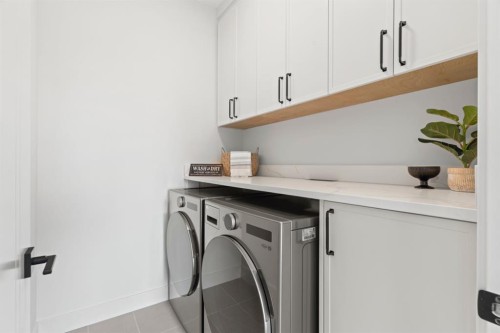 8140 47 Avenue Nw, Calgary, AB - Indoor Photo Showing Laundry Room