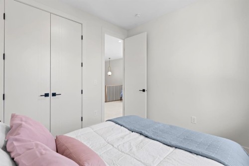 8140 47 Avenue Nw, Calgary, AB - Indoor Photo Showing Bedroom