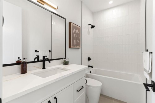 8140 47 Avenue Nw, Calgary, AB - Indoor Photo Showing Bathroom